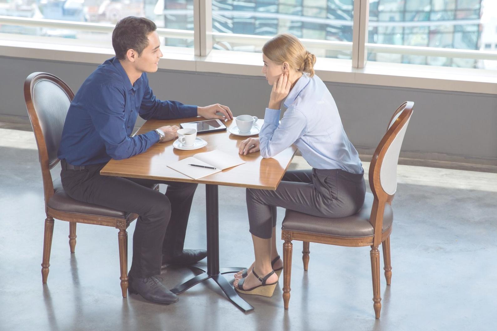 Teilnehmer beim praktischen Budgetierungsworkshop mit Taschenrechner und Finanzunterlagen